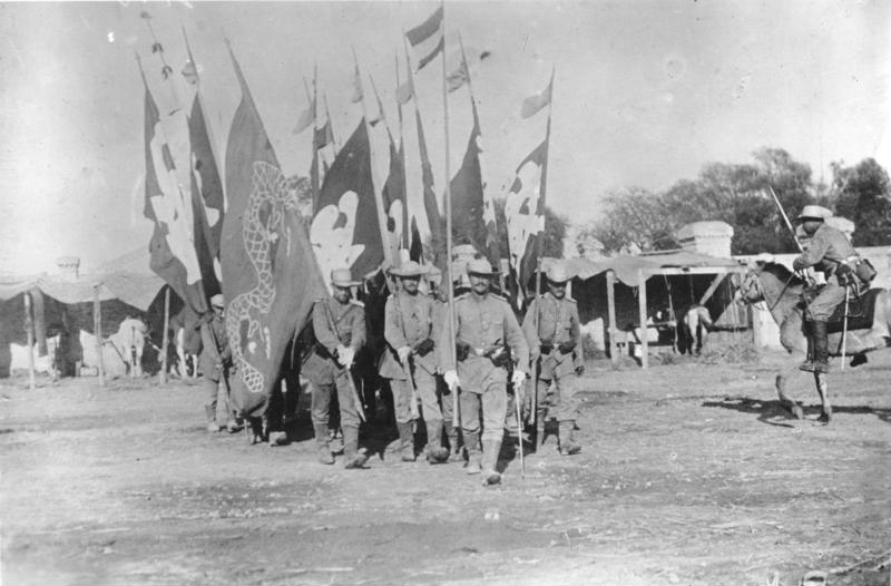Soldaten des deutschen 1. Ostasiatischen Infanterie-Regiments mit den beim Sturm auf die Peitangforts eroberten Fahnen.
