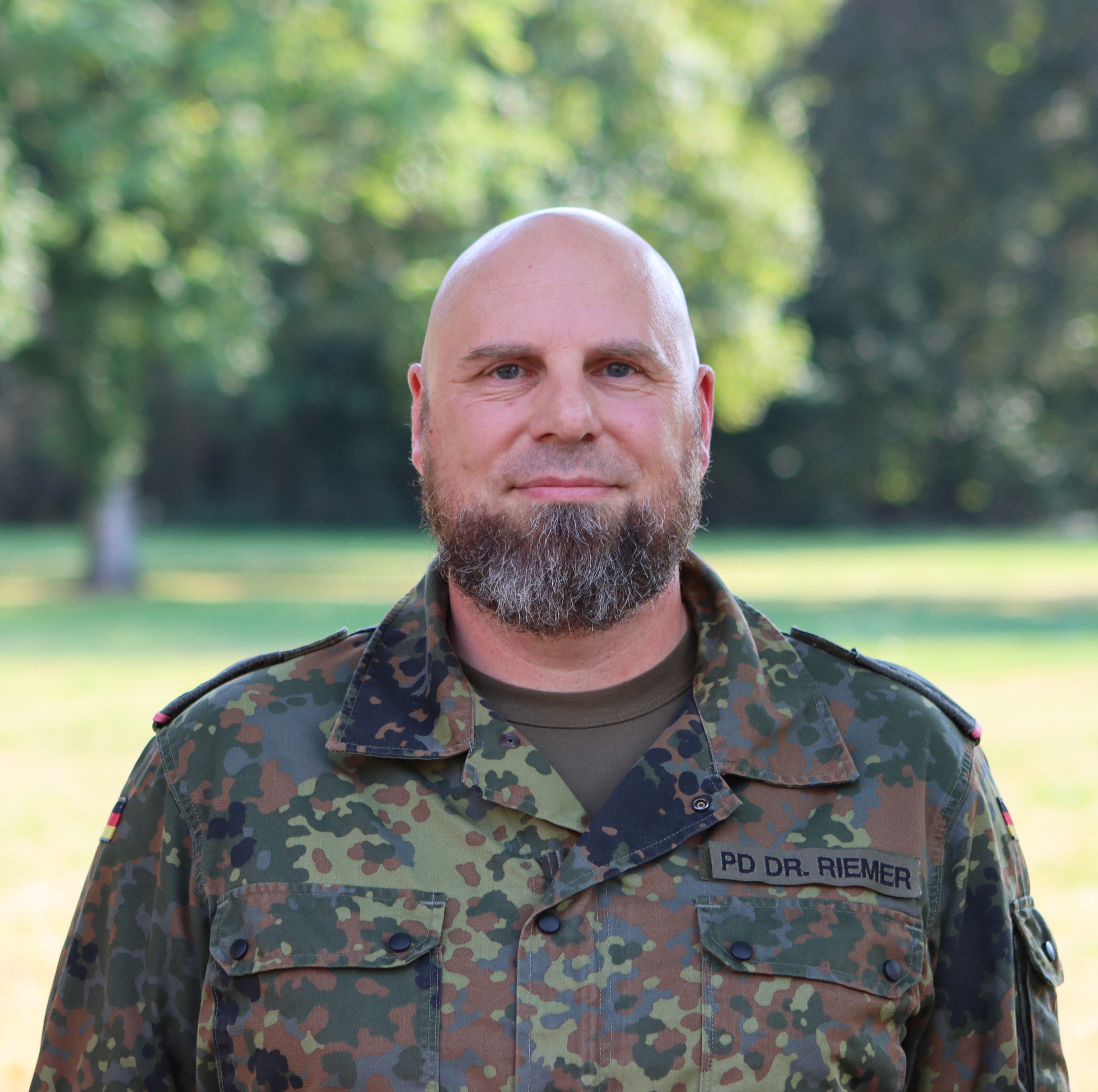 Mann in Bundeswehr Uniform lächelt in die Kamera