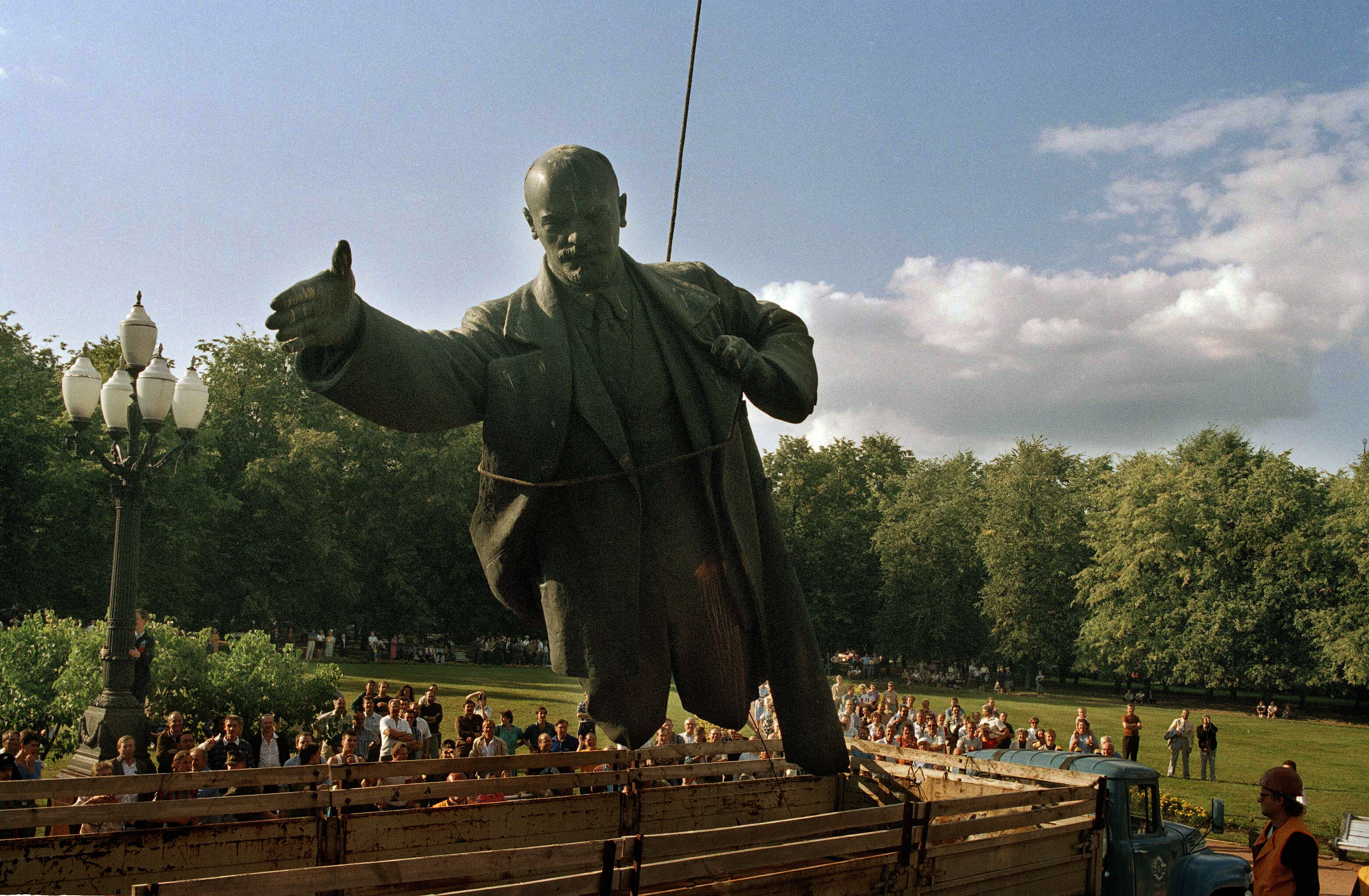 Statue wird mit Kran vom Sockel gehoben