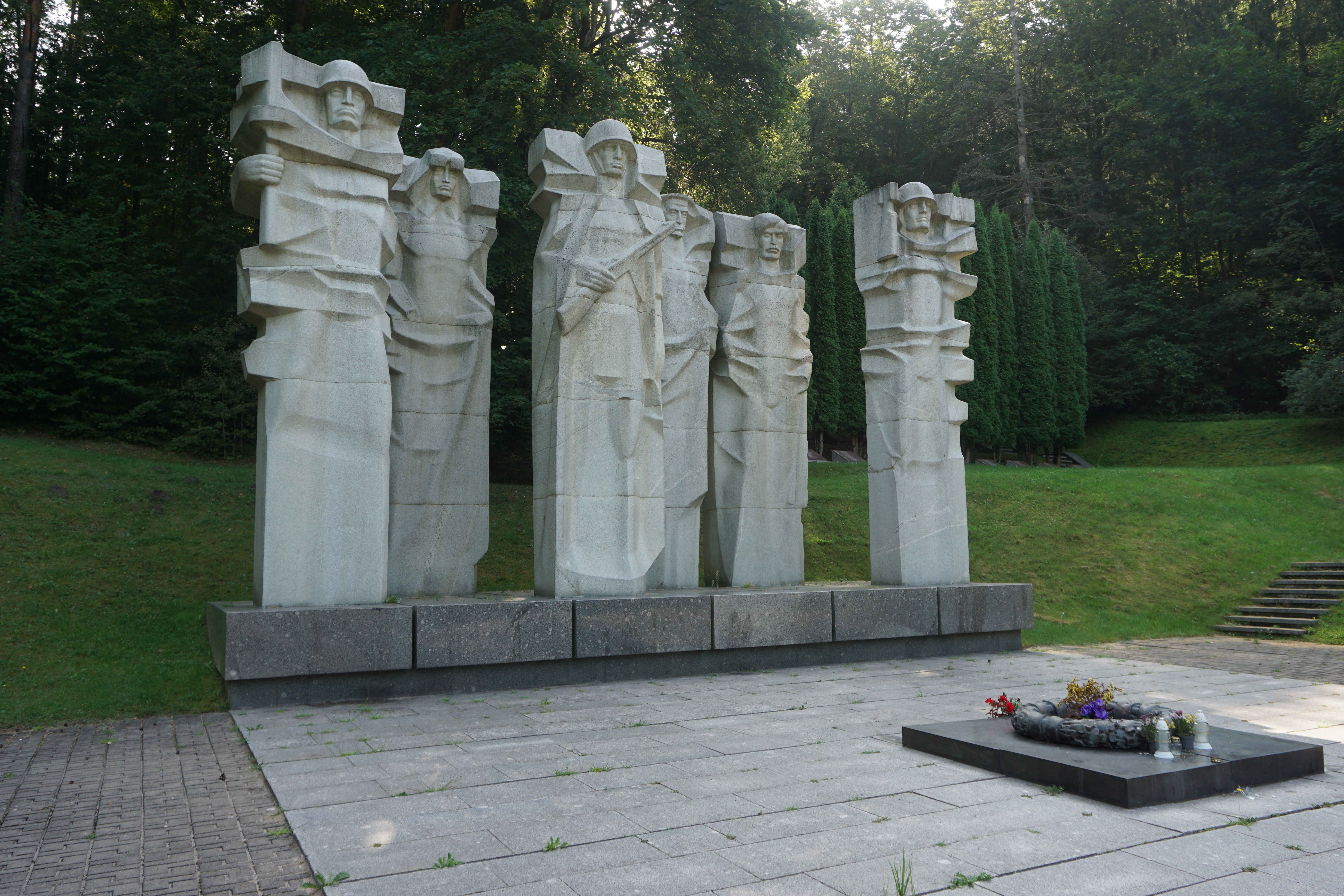 Soldaten als Steinskulptur
