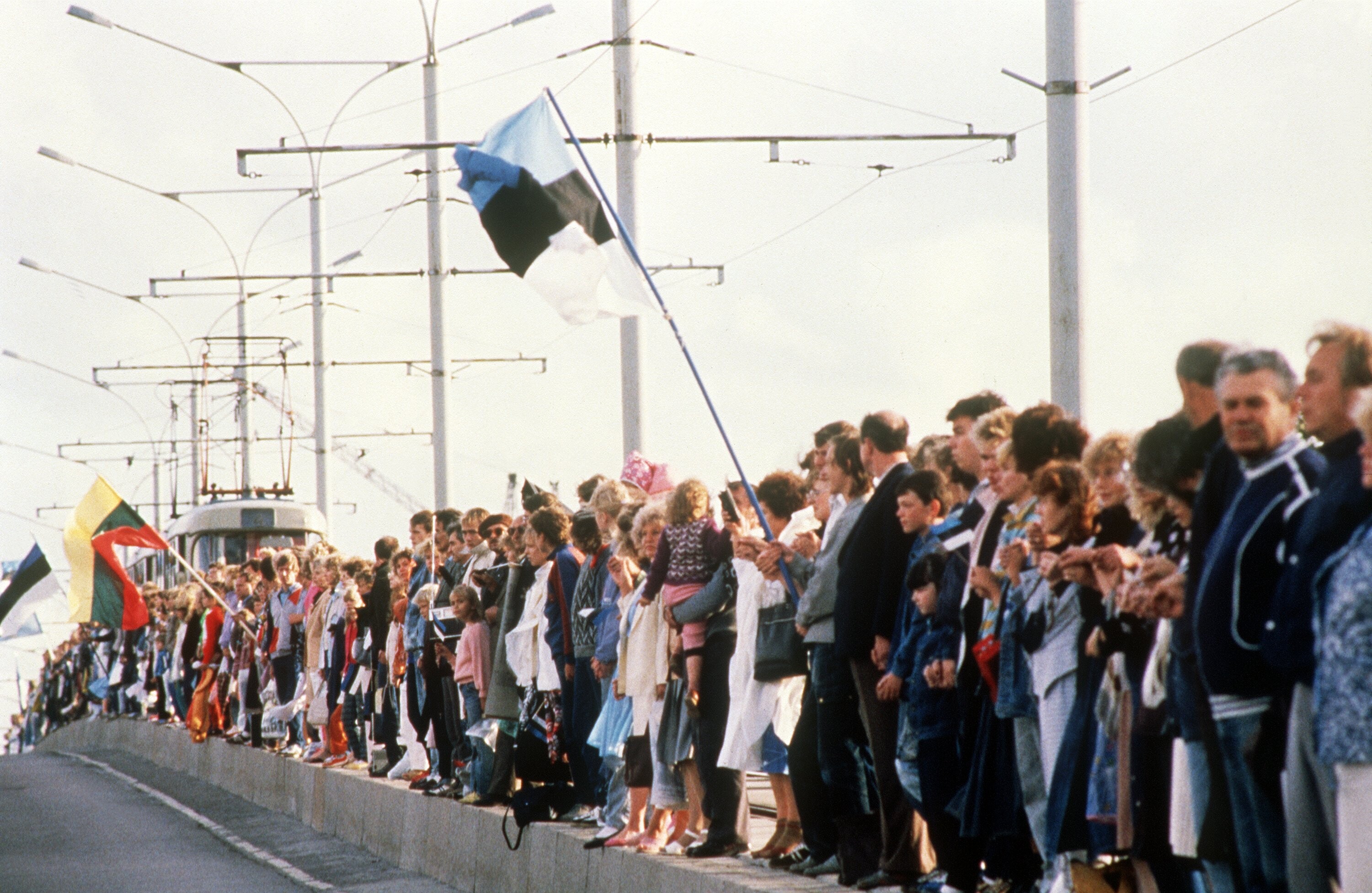 Vielen Menschen auf einer Brücke