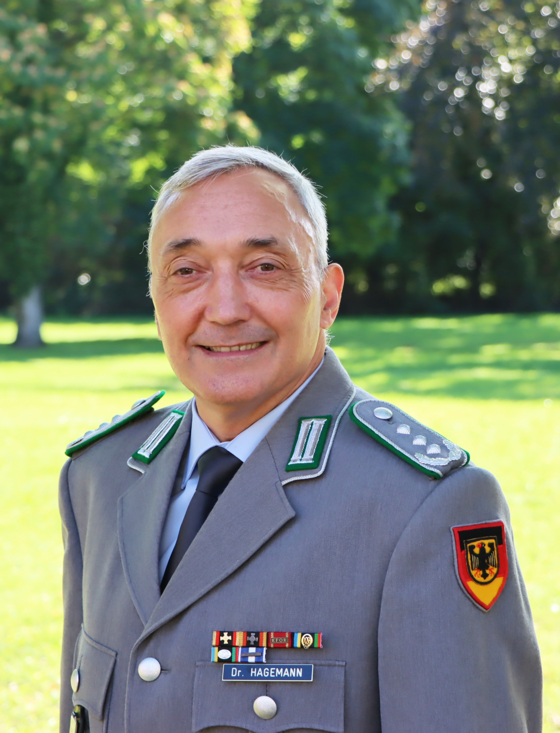 Oberst in Uniform lächelt in die Uniform