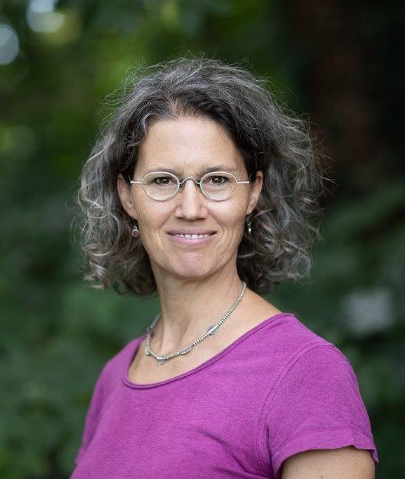 Frau mit Brille lächelt in die Kamera