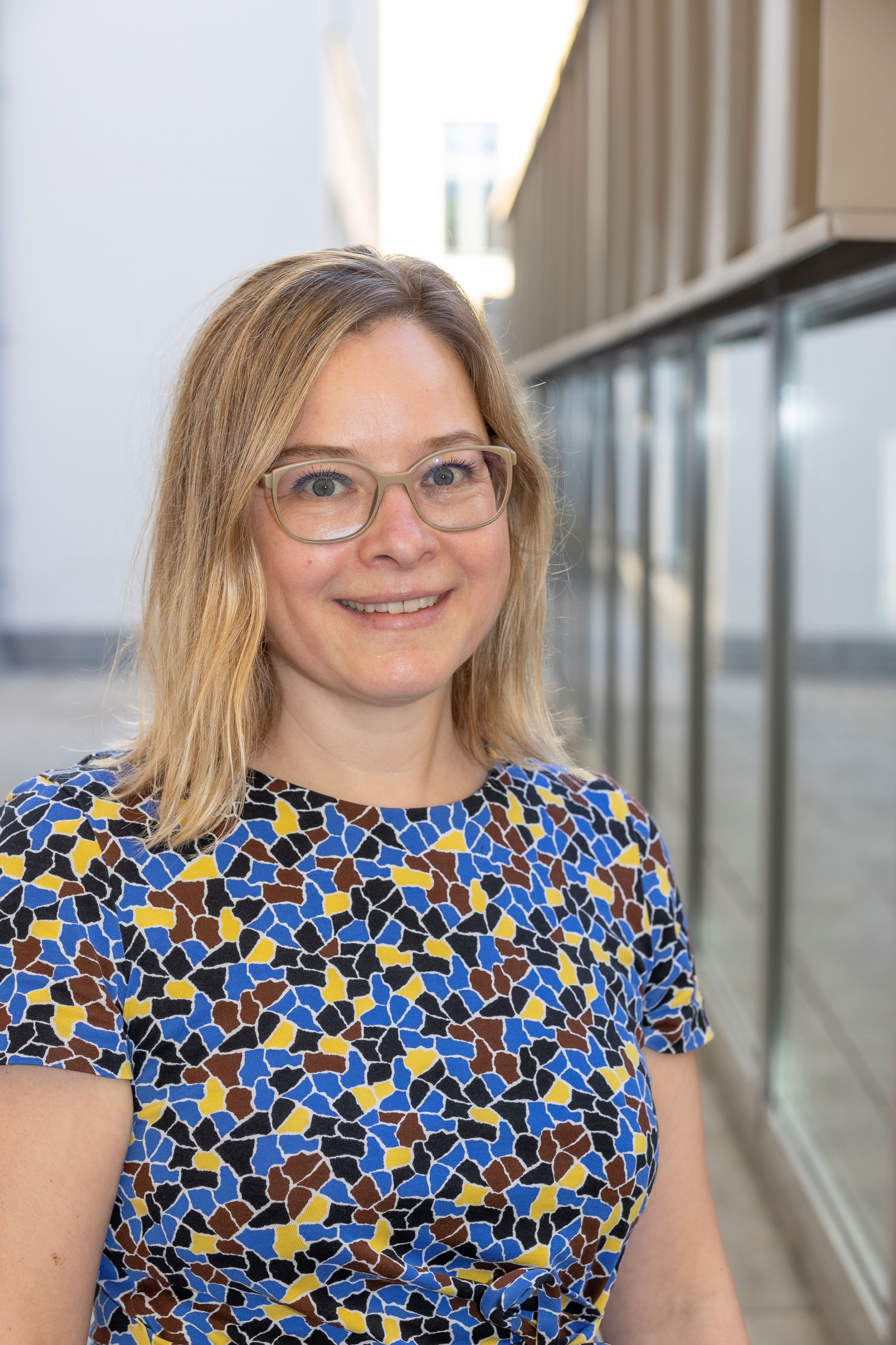 Portraitfoto Tanja Bührer, frau mit langen blonden Haaren und Brille