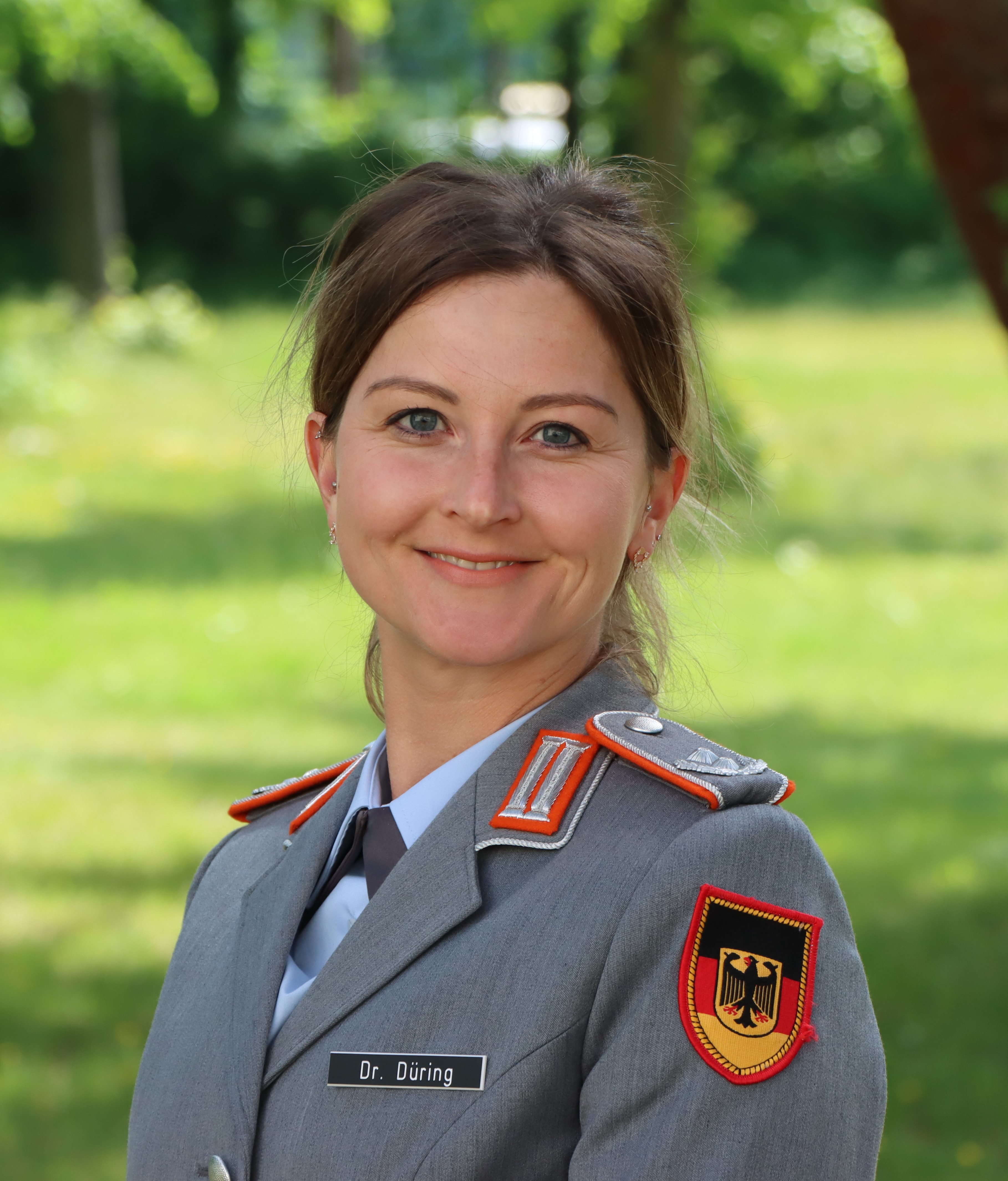 junge Frau mit Uniform lächelt freundlich in die Kamera