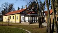 Das Bild zeigt die Bibliothek des ZMSBw in der früheren Reithalle auf dem Areal Villa Ingenheim.