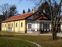 ZMSBw Bibliothek Das Bild zeigt die Bibliothek des ZMSBw in der früheren Reithalle auf dem Areal Villa Ingenheim.