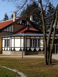 Das Bild zeigt die Bibliothek des ZMSBw in der früheren Reithalle auf dem Areal Villa Ingenheim.