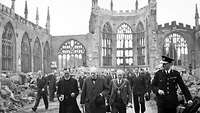 Premierminister Churchill in der zerstörten Kathedrale von Coventry