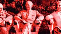 Churchill, Truman und Stalin sitzend