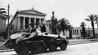 Ein deutscher Spähpanzer vor der griechischen Nationalbibliothek in Athen, Mai 1941
