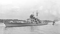 Das deutsche Schlachtschiff Bismarck 1941 auf der Elbe bei Hamburg