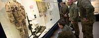 Historische Bildung am Objekt: Soldaten der Bundeswehr erleben Militärgeschichte im Militärhistorischen Museum der Bundeswehr in Dresden. Geschichte im Museum erfahren: Exponate erzählen mehr, als Bücher beschreiben können.