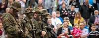 Infanteriesoldaten stehen nach einer Demonstration vor Publikum