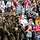 Infanteriesoldaten stehen nach einer Demonstration vor Publikum