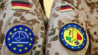 Wappen der Ausbildungsmission EUTM an den Uniformen zweier Soldaten