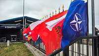 Gemeinsame Übungen der NATO-Partner sowie befreundeter Nation - ausgedrückt durch die Flaggen der Teilnehmerstaaten.