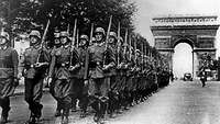 WikiCommons: Bundesarchiv_Bild_146-1994-036-09A,_Paris,_Parade_auf_der_Champs_Elysée, 