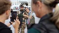 Selfie mit einem "Infanteristen der Zukunft"