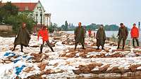 Bundeswehrsoldaten beim Kampf gegen das Hochwasser in Frankfurt Oder am 24.07.1997