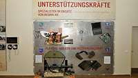 Wand mit Ausstellungsstücken der Unterstützungskräfte