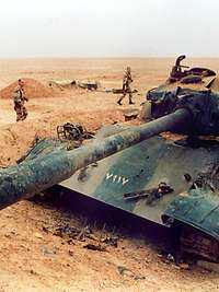 Französische Soldaten inspizieren irakischen Panzer