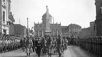 Die höchsten Offiziere der Reichswehr und Marine schreiten die angetretene Front ab