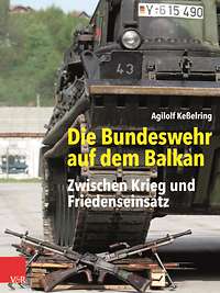 Buchcover. Ein deutscher Panter zerstört mit seinen Ketten fahrend verschiedene Handfeuerwaffen