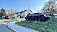 Jagdpanzer Kanone und Leo 2A4