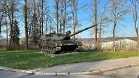 Kampfpanzer Leopard 1A4 auf einer Wiese.