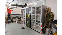 Ausstellungsraum mit Objekten