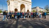Ein Gruppenbild von den ca. 60 Teilnehmerinnen der Frauenverammlung vor dem Brandenburger Tor 