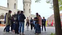 Workshopteilnehmerinnen stehen vor dem Nauener Tor im Halbkreis um die Leiterin Frau Heldt