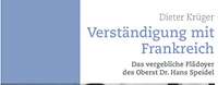 Hans Speidel in Uniform am Schreibtisch sitzend mit Blickrichtung nach unten. Papiere, die Speidel beschriftet liegen vor ihm.