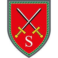 Auf rotem Hintergrund kreuzen sich zwei schwarz-silberne Schwerter mit goldenem Griff, darunter ein silbernes S für Schule.