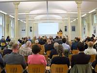 Mehrere Zuschauer während des Vortrages im Hans-Meier-Welcker-Saal des ZMSBw