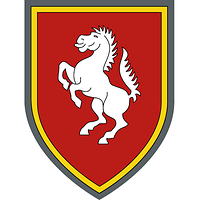 Auf rotem Grund springt ein silbernes Ross mit geschwungenem Schweif, umrahmt von einem grau-goldenem Rand.