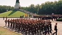 Die russischen Truppen werden 1994 am Sowjetischen Ehrenmal in Berlin feierlich verabschiedet.