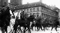 Kavallerie mit Lanzen auf dem Odeonsplatz