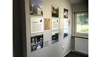 Wand mit beschrifteten Plaketten