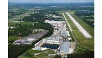 Der Flugplatz in Manching aus der Luft fotografiert.