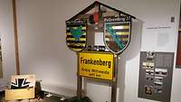 Ortschild mit Wappen
