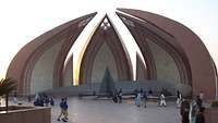 Pakistan Monument, Kunstwerk mit offener Kuppel