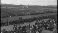 Mehrere tausend Personen treten in einem Stadion zu einem militärischen Appell an.