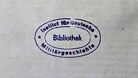 Abbildung eines Stempels im Buch mit Beschriftung der Besitzbibliothek