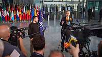 Der NATO-Generalsekretär und der ukrainische Präsident im Interview vor internationalen Medienvertretern