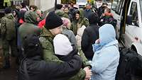 Familien verabschieden Angehörige in Uniform, die als Soldaten für Russland mobilisiert wurden