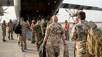 Soldaten beim Einstieg in das Transportflugzeug A400M während der Rückverlegung aus Afghanistan