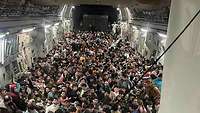 Menschen drängen sich im Inneren eines Flugzeugs während eines Evakuierungsfluges aus Afghanistan