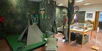 Erinnerungsstücke wie eine Vitrine und ein Zelt